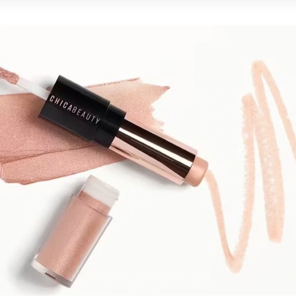 ChicaBeauty Champagne Glow Highlighter in CB